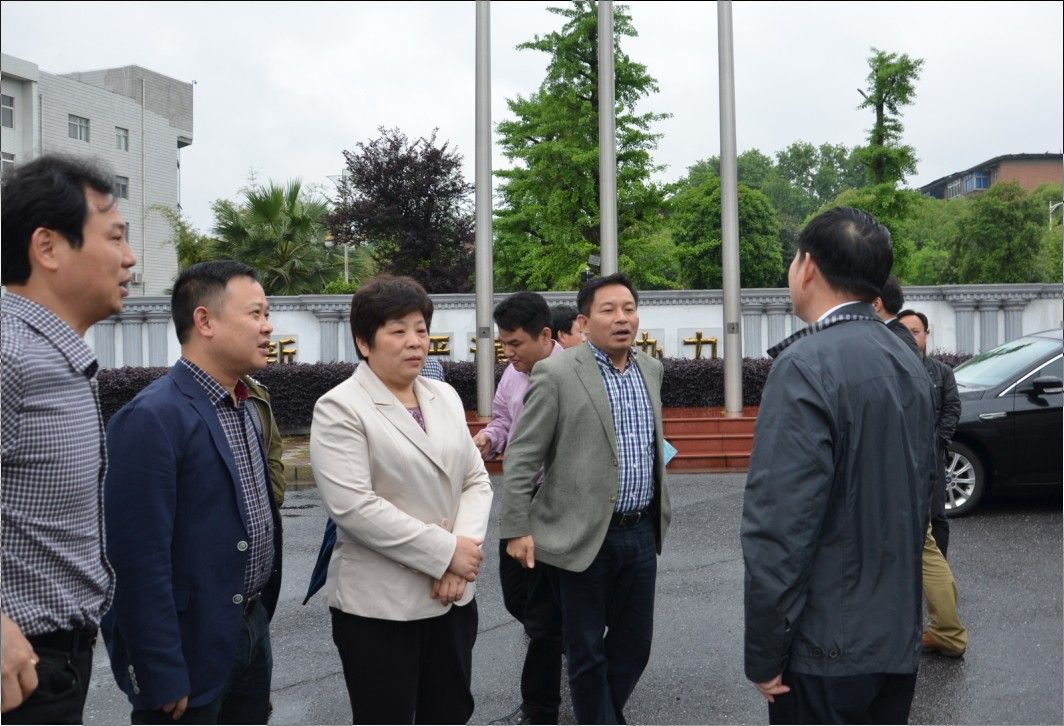 市政協(xié)主席黃曙光、常務副市長王志剛一行來新蘆淞集團現(xiàn)場辦公