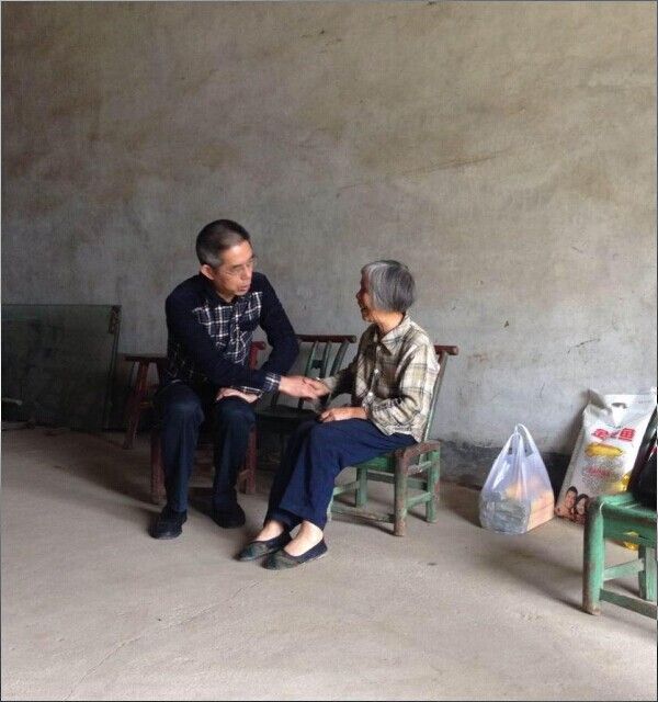 面對(duì)面貼近群眾，實(shí)打?qū)嵎鲐殠屠Аh員干部切實(shí)做好扶貧幫困工作