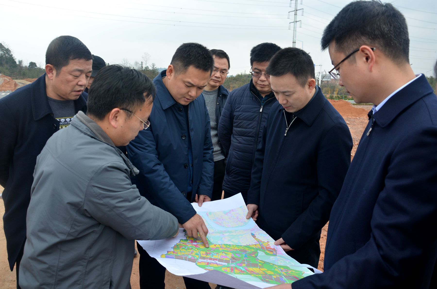 副市長何朝暉調(diào)研航空、服飾“兩城”重點項目建設(shè)